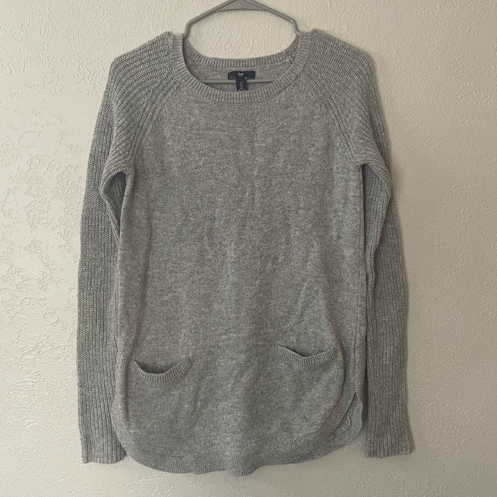 Gap gray sweater with pockets